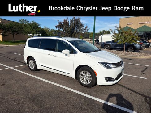 Used 2020 Chrysler Pacifica Touring-L FWD image 1