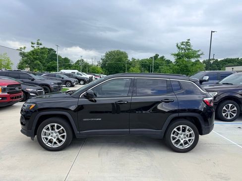 Used 2024 Jeep Compass Latitude AWD/4WD image 1