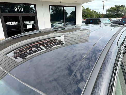 Used 2024 Chrysler Pacifica Touring-L FWD image 11