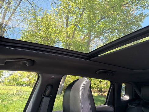 Used 2023 Jeep Compass Latitude w/ Sun and Sound Group AWD/4WD image 16
