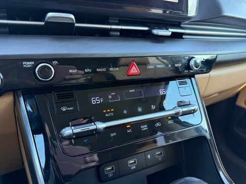 Certified 2022 Kia Carnival EX FWD image 30