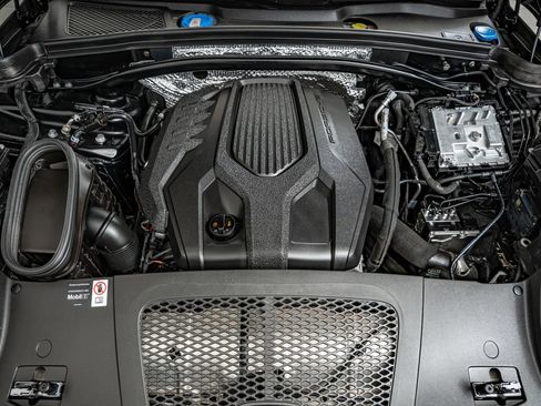 Certified 2026 Porsche Macan AWD/4WD image 43