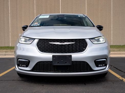 Used 2024 Chrysler Pacifica Touring-L FWD image 3
