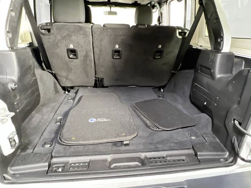 Used 2019 Jeep Wrangler Unlimited Sahara image 21