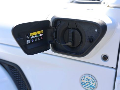 Used 2023 Jeep Wrangler Unlimited Sahara AWD/4WD image 10