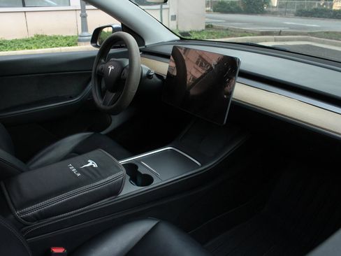 Used 2022 Tesla Model Y Long Range AWD/4WD image 24