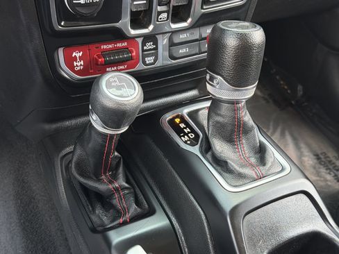 Used 2023 Jeep Wrangler Unlimited Rubicon AWD/4WD image 13