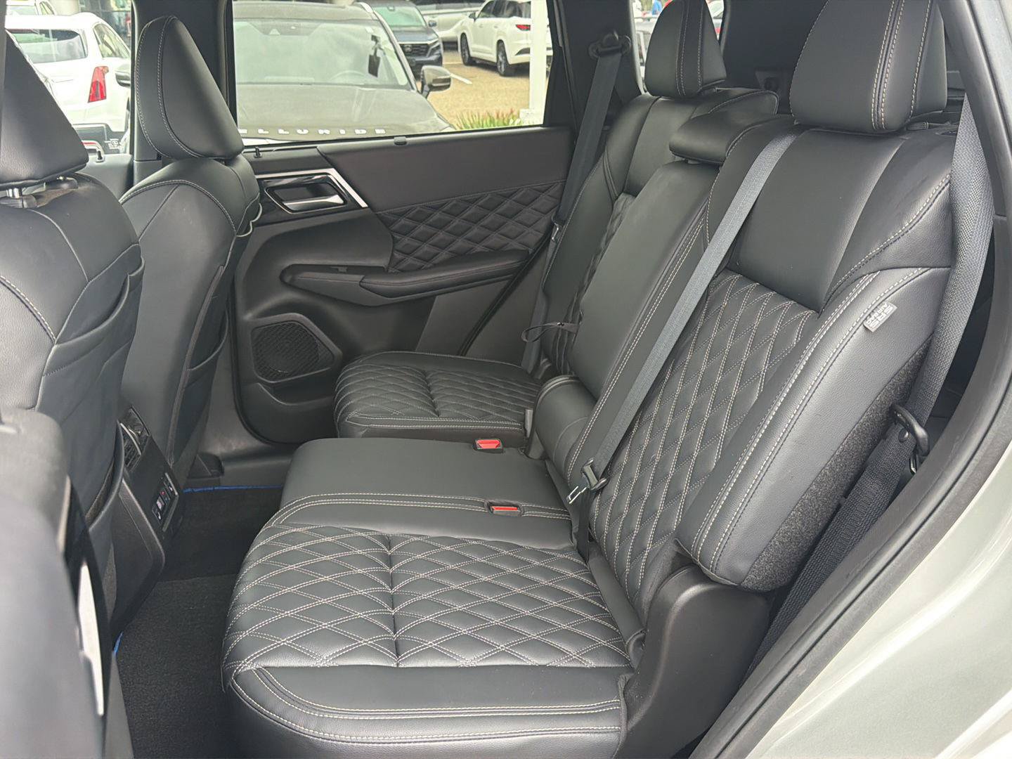 Used 2024 Mitsubishi Outlander 4WD Plug-In Hybrid image 10