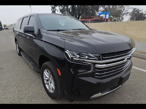 Used 2024 Chevrolet Suburban LT w/ Luxury Package RWD image 2