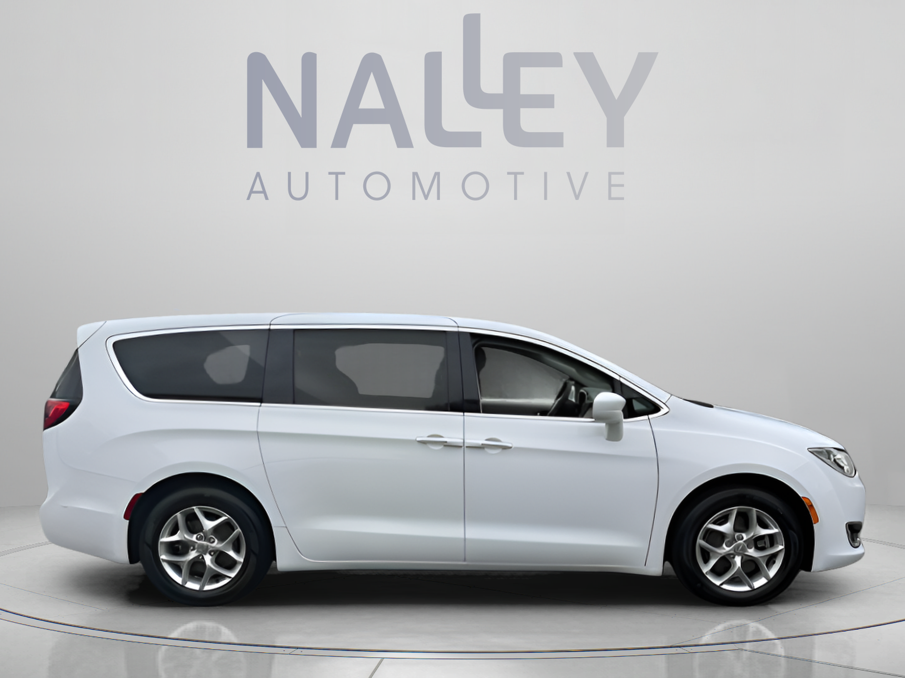 Used 2018 Chrysler Pacifica Touring Plus w/ Tire & Wheel Group FWD image 6