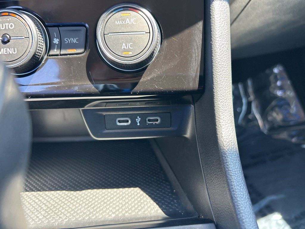 Used 2024 Volkswagen Jetta SE FWD image 35