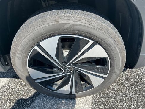 Used 2025 Volkswagen Taos SE w/ Panoramic Sunroof Package image 25