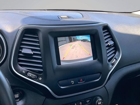 Used 2019 Jeep Cherokee Latitude Plus w/ Comfort/Convenience Group AWD/4WD image 27