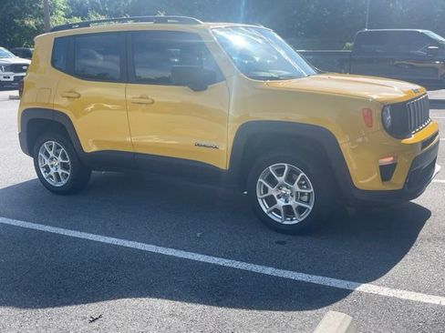 Used 2023 Jeep Renegade Latitude w/ Sun & Fun Group AWD/4WD image 4