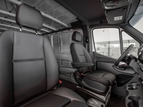 Used 2025 Mercedes-Benz Sprinter 2500 image 32
