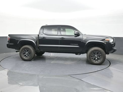 Used 2022 Toyota Tacoma SR5 w/ Technology Package AWD/4WD image 17