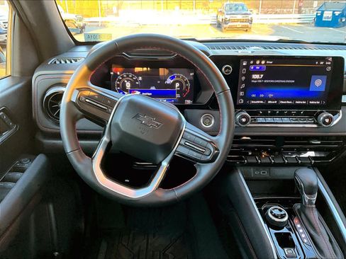 Used 2024 Chevrolet Colorado Z71 w/ Z71 Convenience Package 2 image 17