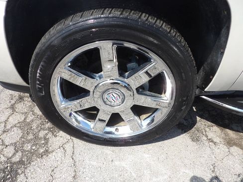 Used 2012 Cadillac Escalade Luxury AWD/4WD image 6