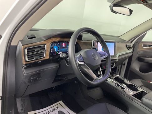Used 2025 Volkswagen Atlas SE image 19