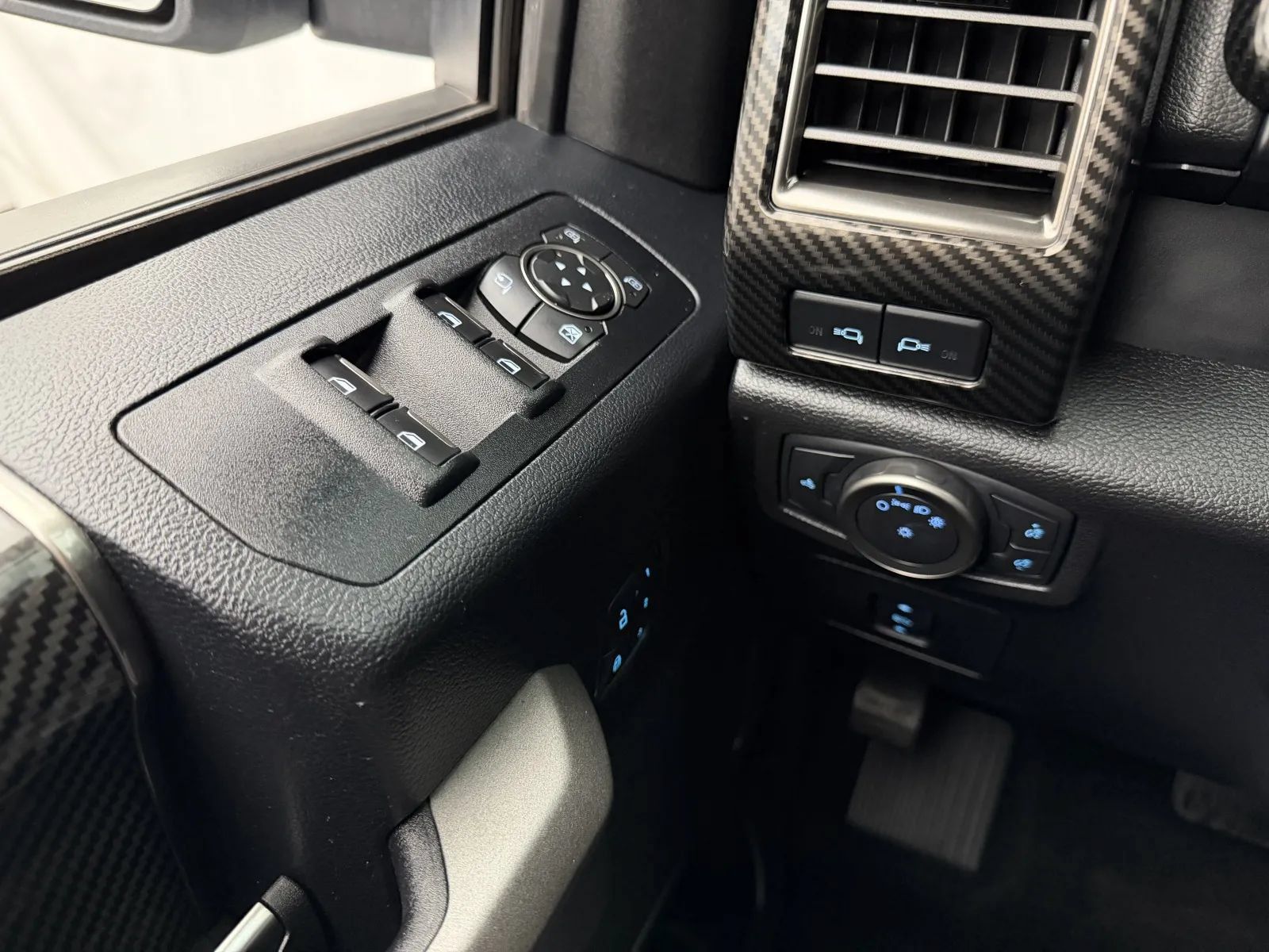 Used 2017 Ford F150 Raptor w/ Equipment Group 802A Luxury AWD/4WD image 19