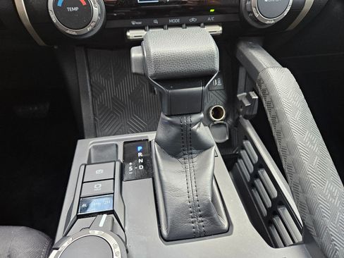 Used 2025 Toyota Tacoma SR AWD/4WD image 27