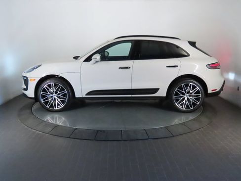 Certified 2022 Porsche Macan AWD/4WD image 2