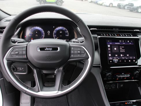 New 2025 Jeep Grand Cherokee L Laredo image 8