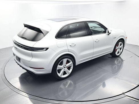Certified 2025 Porsche Cayenne Turbo AWD/4WD image 42