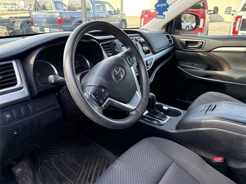 Used 2017 Toyota Highlander LE image 11