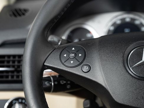 Used 2010 Mercedes-Benz GLK 350 2WD image 32