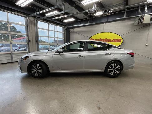 Used 2022 Nissan Altima 2.5 SV FWD image 2