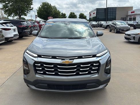 Used 2025 Chevrolet Equinox LT AWD/4WD image 2