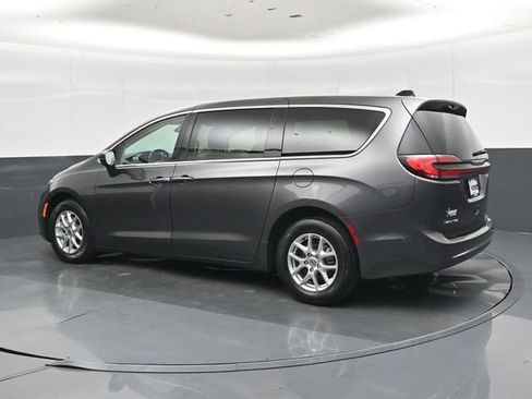 Used 2023 Chrysler Pacifica Touring-L FWD image 8