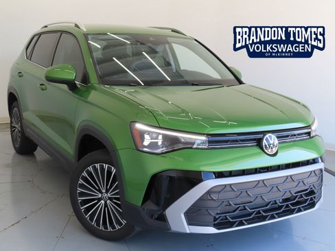 New 2025 Volkswagen Taos SE image 1