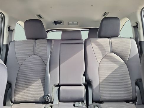 Used 2024 Toyota Highlander LE image 24