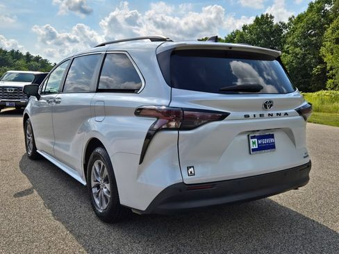 Used 2023 Toyota Sienna XLE FWD image 3