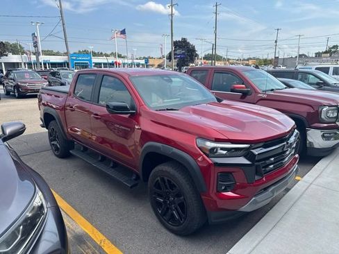 Used 2024 Chevrolet Colorado Z71 w/ Z71 Convenience Package 2 AWD/4WD image 3