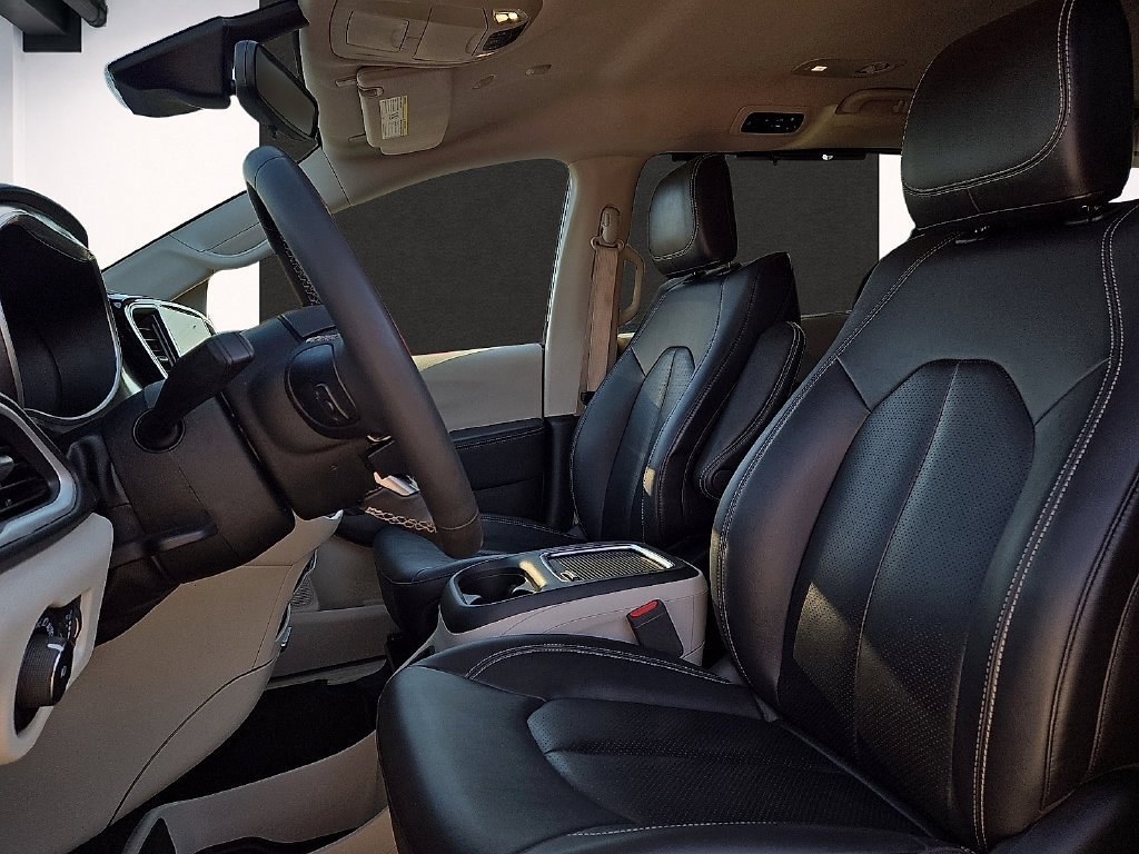 Used 2024 Chrysler Pacifica Touring-L FWD image 13