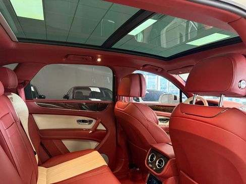 Used 2018 Bentley Bentayga Mulliner AWD/4WD image 25