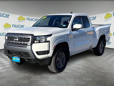 Used 2025 Nissan Frontier SV image 3