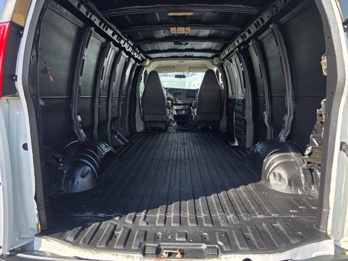 Used 2019 GMC Savana 3500 Extended w/ Driver Convenience Package image 11