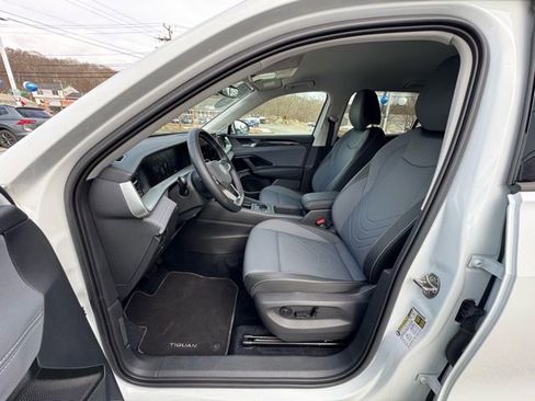 Used 2025 Volkswagen Tiguan SE image 28