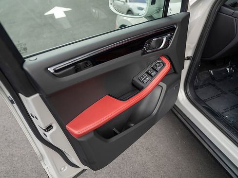 Certified 2025 Porsche Macan image 15