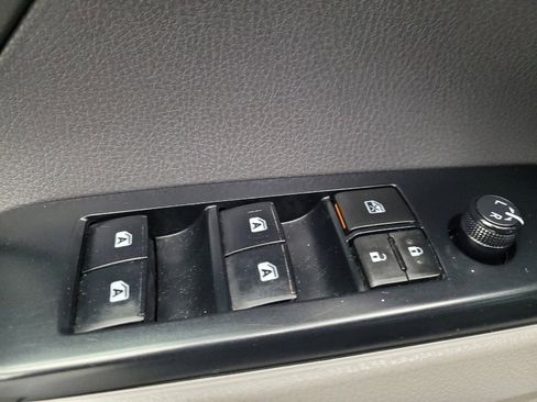 Used 2018 Toyota Camry FWD image 27
