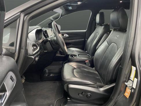 Used 2022 Chrysler Pacifica Touring-L w/ S Appearance Package image 4