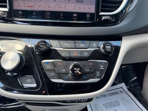 Used 2023 Chrysler Pacifica Touring-L FWD image 18