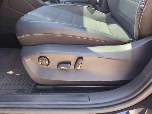 Used 2023 Volkswagen Taos SE w/ Panoramic Sunroof Package FWD image 13
