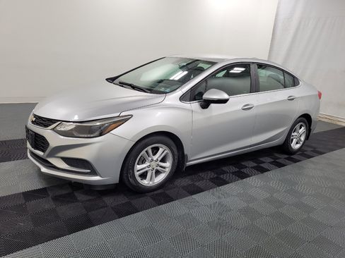 Used 2016 Chevrolet Cruze LT FWD image 2