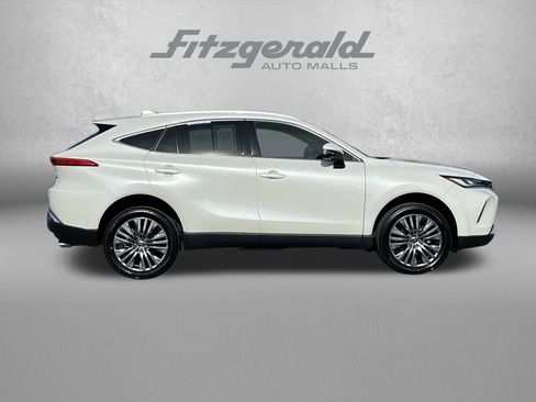 Used 2022 Toyota Venza XLE image 3