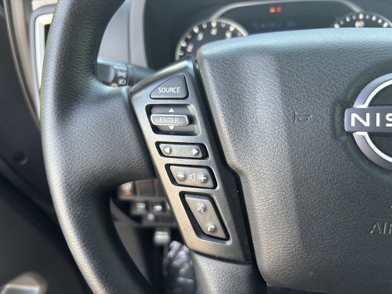Used 2025 Nissan Frontier SV AWD/4WD image 26